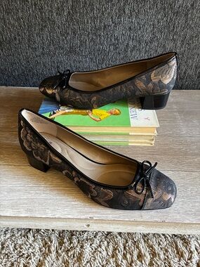 Bandolino Xylon Gold And Balck Floral Square Toe Low Heels